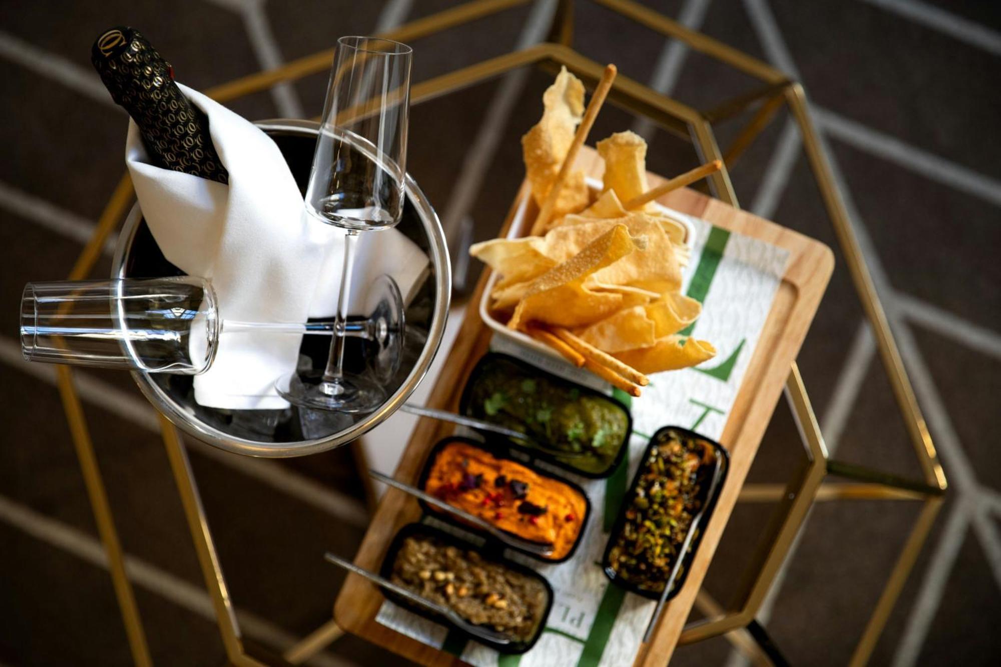 Hotel Sapphire House Antwerp, Autograph Collection By Marriott Exterior foto A selection of tapas